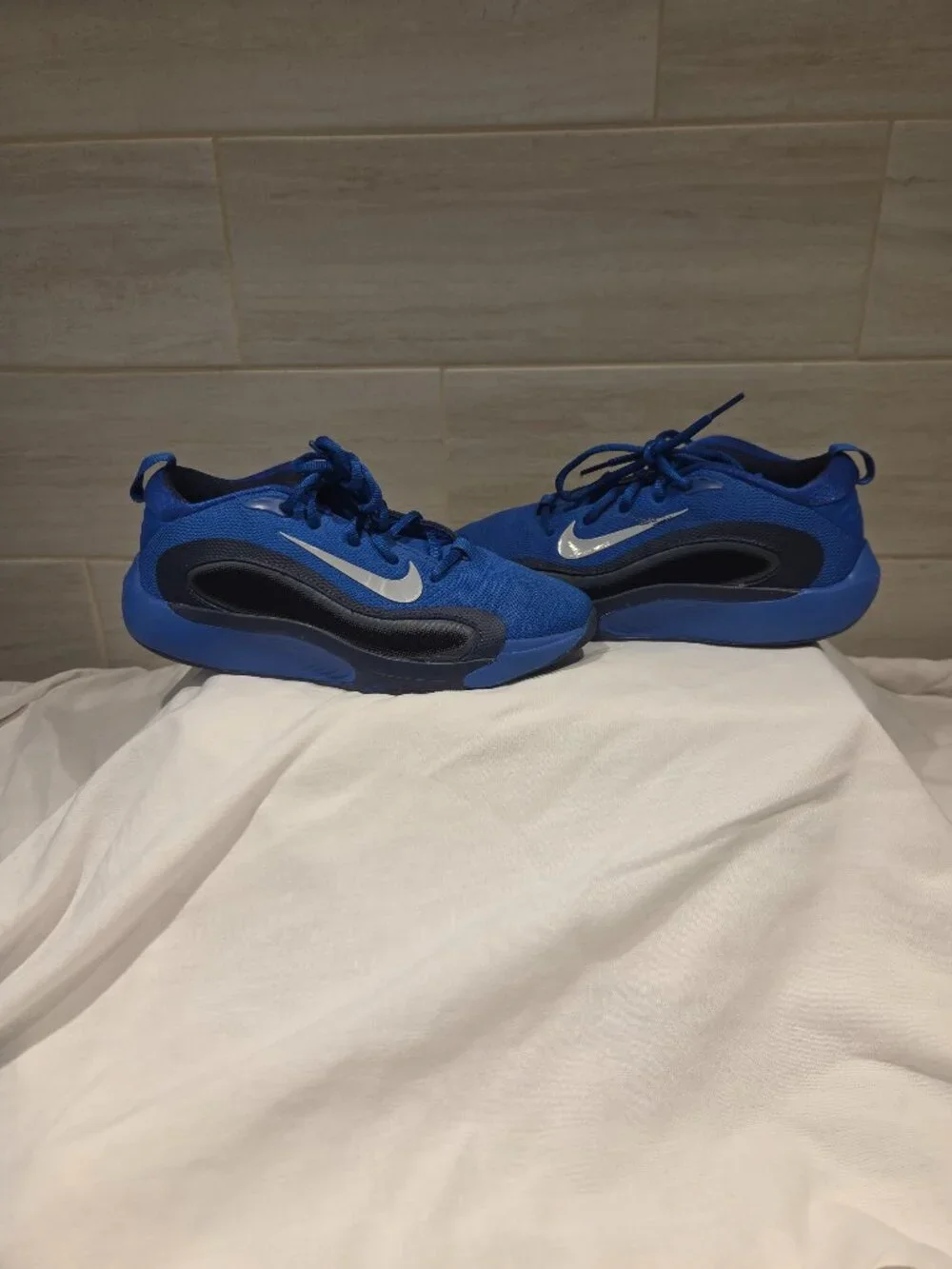 NIKE ISOFLY KIDS BASKETBALL/RUNNING SHOE ROYAL BLUE SIZE 6Y
